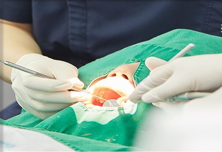 치과보존과 진료 중 치료 부위를 확인하는 기존 사진