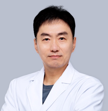 치과의사 · 치과임상경력 25년 장성진 샤인치과 원장